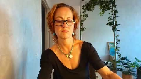 Liora Weiss online show from July 22, 8:15 am