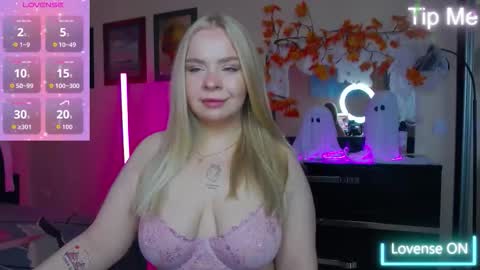 Snapshot of lisacandy1 chatting on November 1, 8:18 am Lisa online show from November 1, 8:18 am