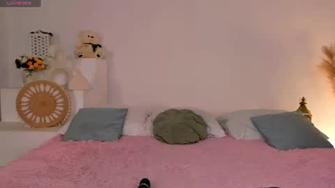 little_clare_ online show from August 5, 2:01 pm