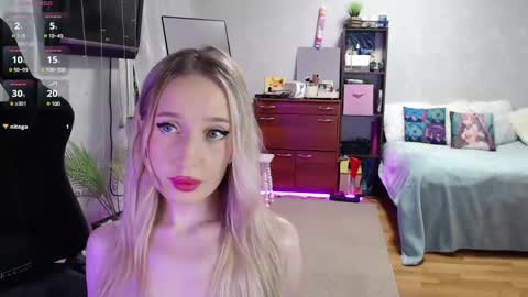 Snapshot of little_sofa99 chatting on February 18, 10:14 pm Sonya online show from February 18, 10:14 pm