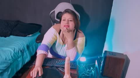 Snapshot of lizz_milf chatting on September 24, 4:11 am lizz_milf online show from September 24, 4:11 am