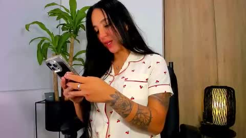 independent model online show from February 27, 7:30 am