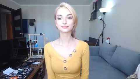 Snapshot of loisepadovano chatting on September 27, 10:11 am Amelia online show from September 27, 10:11 am