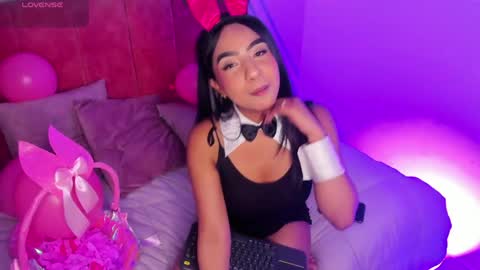 Lola online show from April 6, 3:35 pm