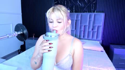 Lola Angel online show from October 14, 8:00 pm