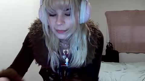 Lola Lixx online show from May 15, 11:40 pm