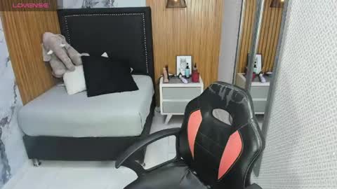 lorenadavies online show from June 7, 12:12 pm