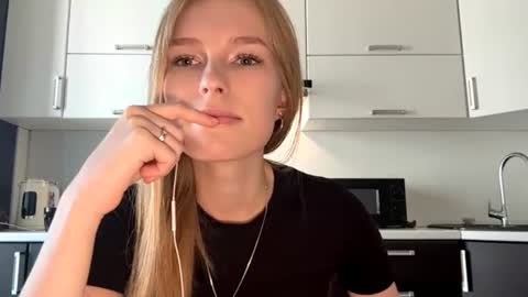 Mia online show from June 22, 9:17 am