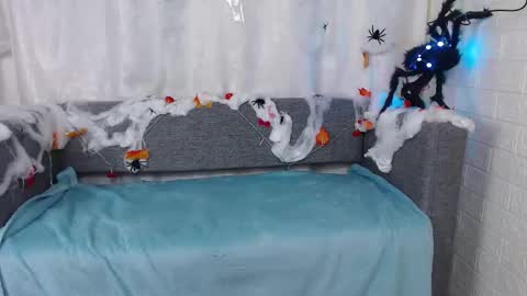 Snapshot of love_bella_ chatting on October 19, 12:34 am love bella online show from October 19, 12:34 am