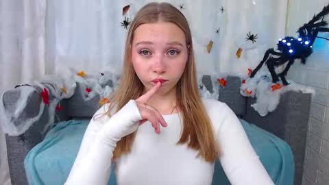 Snapshot of love_bella_ chatting on October 13, 1:30 am love bella online show from October 13, 1:30 am
