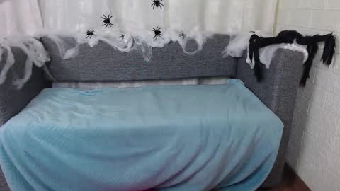 Snapshot of love_bella_ chatting on October 8, 12:48 am love bella online show from October 8, 12:48 am