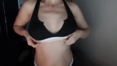 LoVe On  online show from December 1, 3:04 pm