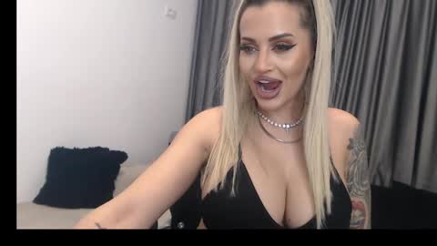 Snapshot of lovelyblondyxxx chatting on February 25, 10:42 pm PrAllinXXXa online show from February 25, 10:42 pm