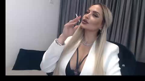 Snapshot of lovelyblondyxxx chatting on February 18, 11:19 pm PrAllinXXXa online show from February 18, 11:19 pm