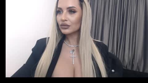 Snapshot of lovelyblondyxxx chatting on February 15, 9:49 pm PrAllinXXXa online show from February 15, 9:49 pm