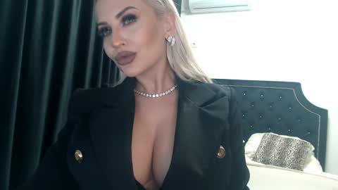 Snapshot of lovelyblondyxxx chatting on December 10, 11:30 pm PrAllinXXXa online show from December 10, 11:30 pm