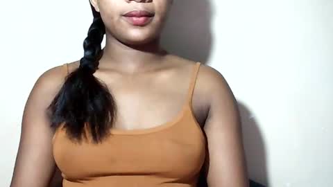 lovelylarra online show from August 5, 6:58 pm