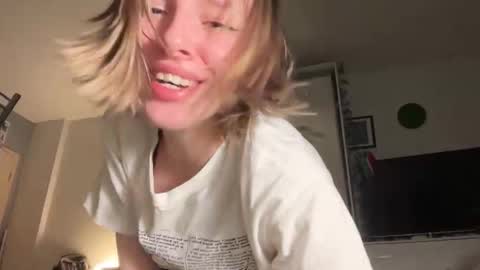 lovesstation online show from February 9, 3:58 pm