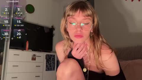 lovesstation online show from October 18, 4:32 pm