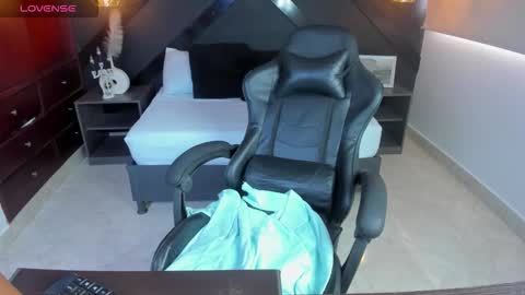 L U C C I A online show from October 27, 1:17 pm