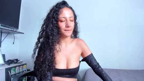 Snapshot of lucia_fuster chatting on October 20, 8:23 pm Lucia online show from October 20, 8:23 pm