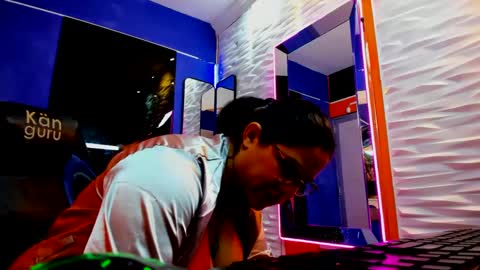 LUCIA online show from September 9, 2:11 am