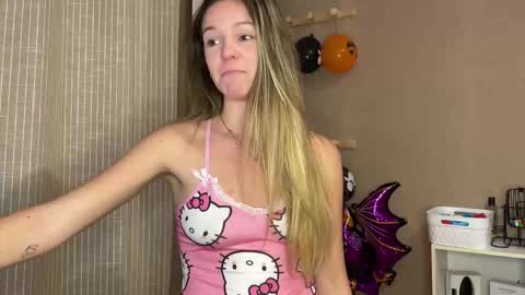Snapshot of lucie_hot chatting on October 16, 6:43 pm Lucie hot follow me on online show from October 16, 6:43 pm