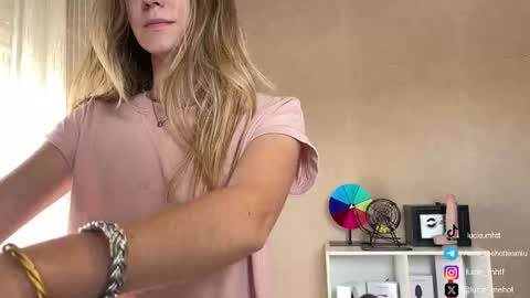 Snapshot of lucie_hot chatting on September 22, 12:58 pm Lucie hot follow me on online show from September 22, 12:58 pm