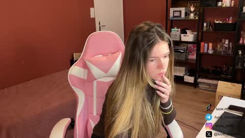 Snapshot of lucie_hot chatting on January 31, 8:43 am Lucie hot follow me on online show from January 31, 8:43 am