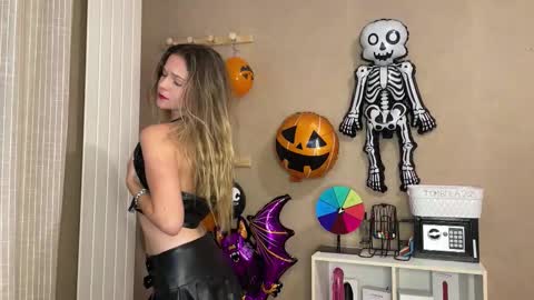 Snapshot of lucie_hot chatting on October 10, 6:24 pm Lucie hot follow me on online show from October 10, 6:24 pm