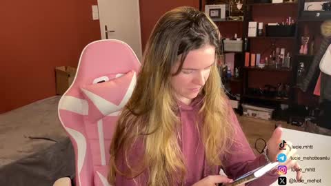 Snapshot of lucie_hot chatting on December 3, 10:48 am Lucie hot follow me on online show from December 3, 10:48 am