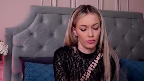 Snapshot of lucyaddison chatting on February 20, 5:33 am LucyAddison online show from February 20, 5:33 am