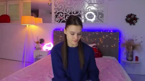 LuisaClover online show from December 16, 1:39 pm