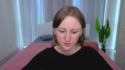 Snapshot of luluchiiii chatting on October 6, 10:43 am Lily online show from October 6, 10:43 am
