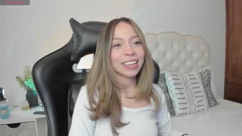 luluuberry online show from March 15, 6:32 pm