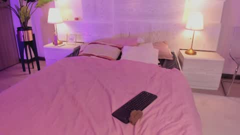 lummii_ online show from June 23, 8:51 pm