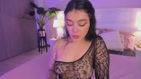 lummii_ online show from June 26, 7:37 pm