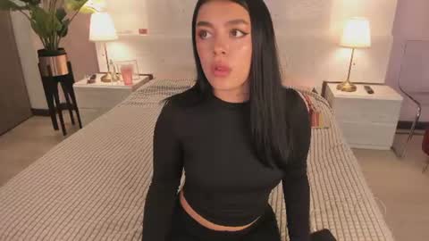 lummii_ online show from July 26, 7:32 pm