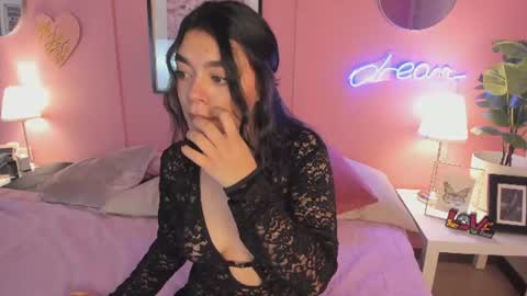 lummii_ online show from June 29, 7:35 pm