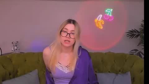luna_moor001 online show from May 6, 4:22 pm