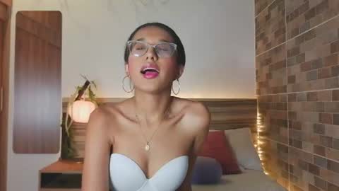 luna_valen online show from June 14, 7:25 pm