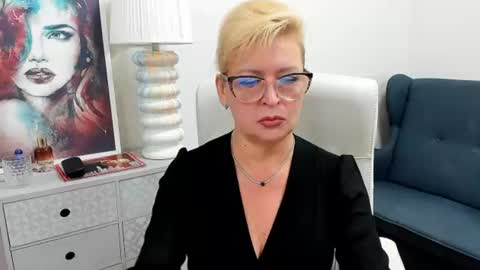 L u n a online show from July 25, 7:15 am