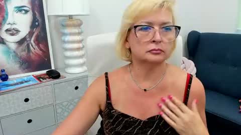 L u n a online show from July 17, 10:52 am