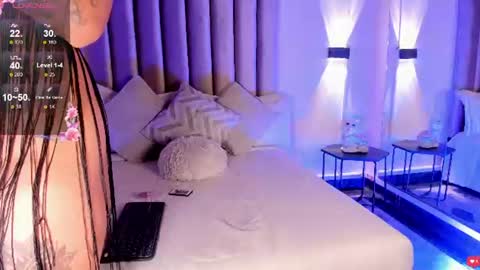 lunaa_moonn online show from July 8, 8:00 pm