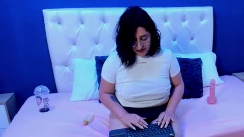 Snapshot of lunaa_velvett chatting on October 16, 3:58 pm lunaa_velvett online show from October 16, 3:58 pm