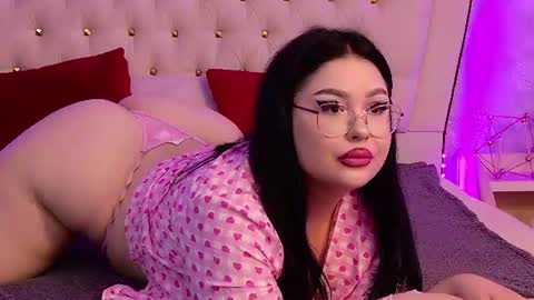 lunababe_ online show from June 13, 11:18 am