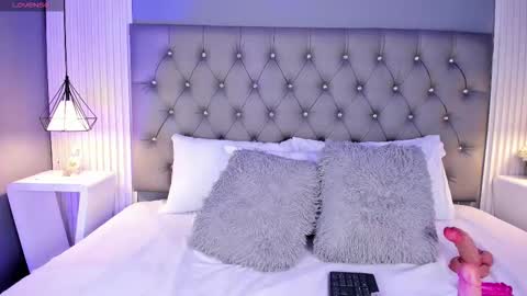 Luna  online show from December 20, 6:01 pm