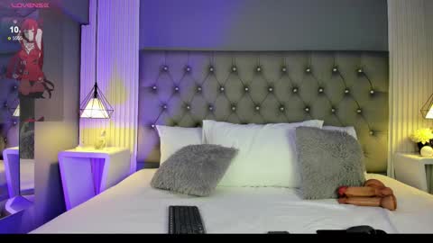 Luna  online show from December 1, 5:15 pm