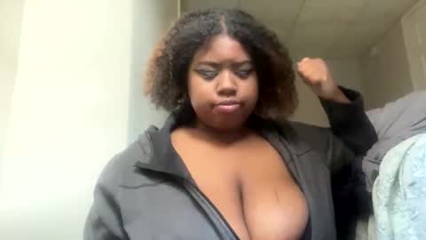 lunamoth00 online show from December 13, 9:10 pm