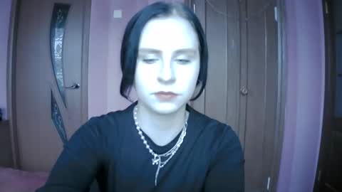 lunamystique_ online show from January 28, 8:14 am